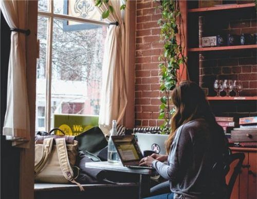 Wer im Homeoffice arbeitet, sollte sich einen möglichstrückenschonenden Sitzplatz suchen. Sind es doch Küche oder Wohnzimmer, dann helfen regelmäßige Pausen und bewusste Bewegungen dabei, die Wirbelsäule zu entlasten. Foto AGR