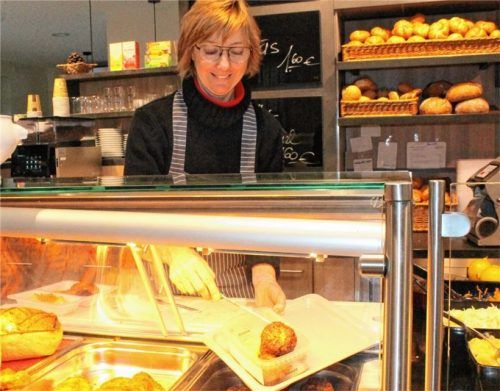 Wer komplett auf eine Verpackung verzichten will, der kann sich sein Mittagessen beim Metzger auch in eine eigene Box füllen lassen. Angelika Selinger sieht es jedenfalls gerne. Foto  Lohmann