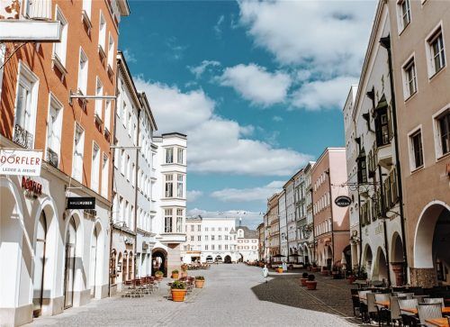 Bald wieder ein menschenleeres Rosenheim? Die Stadt winkt ab und sieht keine Notwendigkeit, die Lockerungen zurückzunehmen.Foto heininger