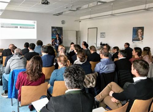 Wie sehr der Fachkräftemangel die regionale Wirtschaft beschäftigt, zeigt das große Interesse der Unternehmen an der Info-Veranstaltung der IHK. Foto re