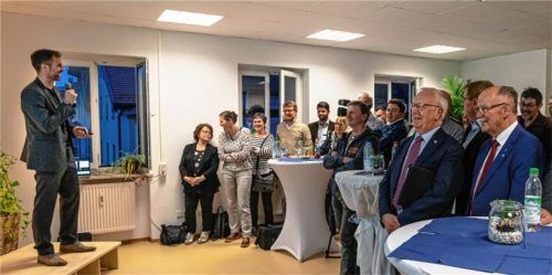 Zahlreiche Ehrengäste konnte Neon-Mitgeschäftsführer Benjamin Grünbichler (links) begrüßen, darunter (von rechts) Bezirkstagspräsident Josef Mederer sowie den Zweiten Bürgermeister Anton Heindl, die ihrerseits Grußworte sprachen. Foto Thomae