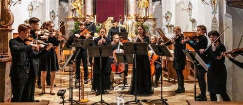 Zauberten den Frühlung zumindest musikalisch herbei: die Musiker des Kammerorchesters Kolbermoor. Foto Scherbaum