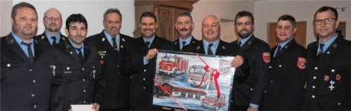 Zeit für Ehrungen und Dankesworte war bei der Feuerwehrversammlung in Grünthal. Unser Bild zeigt die Geehrten Markus Ameiser (Zweiter von links), Georg Pichler (Vierter von links) sowie die langjährigen Vorsitzenden Johann Ortner (Fünfter von rechts) und Leonhard Moosmeier (Vierter von rechts) mit der Kreisinspektion und dem Vorstand. Foto Fill