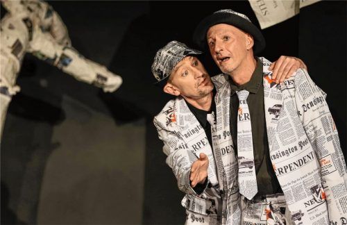 Zeitungspapier steht für die alltägliche Informationsflut: Estragon (Oliver Männer, links ) und Wladimir (Gerd Niedermayer) warten vergeblich auf Godot.Foto  Albert Aschl