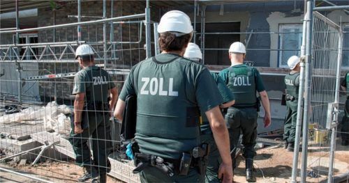 Zollfahnder kontrollieren auf einer Baustelle. Ein Bauunternehmer aus Rosenheim soll Mitarbeiter jahrelang schwarz beschäftigt haben. Foto dpa
