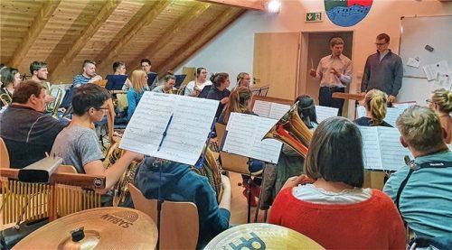 Zu Gast bei der Schonstetter Schlossmusik: Kursteilnehmer konnten das Dirigieren direkt ausprobieren.Foto Hötzelsperger