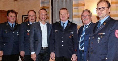 Zum 40-jährigen Dienstjubiläum gratulierten (von links) Vorsitzender Lorenz Schmidinger, Kommandant Josef Frank, Bürgermeister Robert Pötzsch und Konrad Mittermaier. Auch Landrat Georg Huber und Kreisbrandinspektor Bernd Michel dankten ihm für sein Engagement.Foto bachmaier