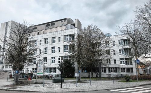 Zur Corona-Station umgewandelt wurde das gesamte Bettenhaus 6 des Romed-Klinikums Rosenheim.Foto Schöne