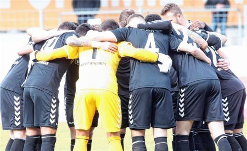 Zusammenhalt ja – aber aktuell nicht so: Die heimischen Fußballer trainieren derzeit nur individuell.Fotos Buchholz (4), Ziegler, Butzhammer, Stürmlinger