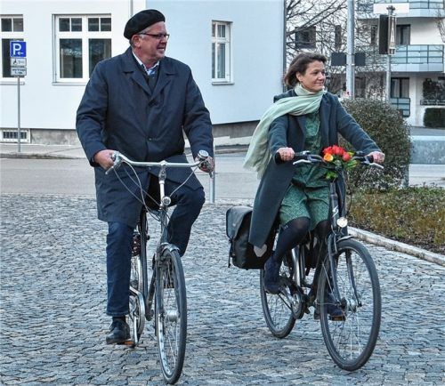 Zwei Kandidaten im Endspurt: Franz Opperer (Grüne) und seine Frau Judith kommen zum ersten Wahlgang mit dem Fahrrad...