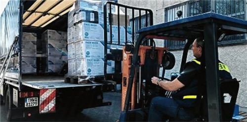 132000 Atemschutzmasken und weitere Ausrüstung wurden in das Lager im Landkreis Rosenheim gebracht.Foto  re