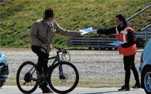 15 Autofahrer und ein Radfahrer standen um kurz nach 14 Uhr am Volksfestplatz, um vom Angebot der Untersuchung Gebrauch zu machen.Foto fib/Eß