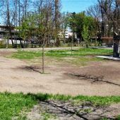 Bauhof-Mitarbeitersäen neuen Rasen vor Friedhof