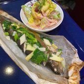 Das schmeckt in der Osterzeit: Bachforelle in Pergament und Lammhaxerl mit Spargel