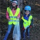 Müll sammeln beim Spazierengehen