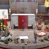 Pfarrer Scheurenbrand segnet in leerer Kirche Körbe voller Palmbuschen