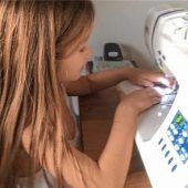 Nähen statt Lernen in den Osterferien: Sarah Sofie Lietzow aus Rimsting fertigt Mundschutzmasken