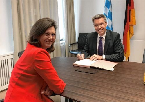 Abschied: Otto Lederer legt bei Bayerns Landtagspräsidentin Ilse Aigner sein Landtagsmandat nieder – ein Akt, verbunden mit etwas Wehmut, aber auch viel Vorfreude, wie er bekennt.Foto re