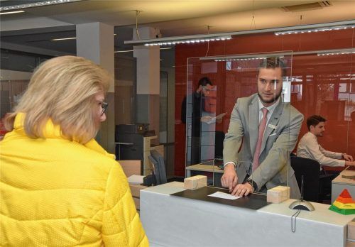 Abstand nicht möglich: Wo das der Fall ist, finden sich mehr und mehr Spuckschutze, wie hier in einer Bankfiliale in Stephanskirchen. Foto Schlecker