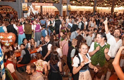 Abstand schwer zu wahren: Distanz zu Mitmenschen ist bei Herbstfest und Co. eher die Ausnahme. Foto Ruprecht