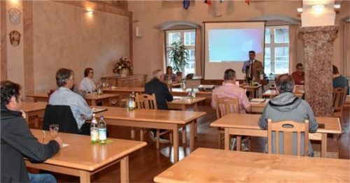 Als Ausweichquartiere für ihre Sitzungen steht dem Flintsbacher Gemeinderat der Saal in der „Alten Post“ zur Verfügung, damit der vorgeschriebene Mindestabstand zwischen den Gemeinderatsmitgliedern von 1,5 Metern eingehalten werden kann. Foto Steffenhagen