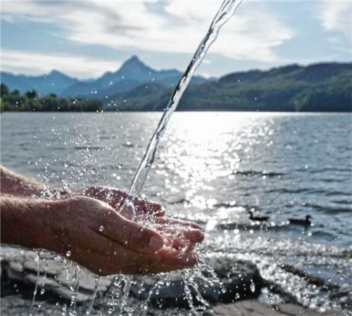 Am Allgäuer Weissensee nahe Füssen, „Lebensspur Lech“-Portalort, können Wasserfans in wilder Natur kneippen. Auch zu Hause ist die Gesundheitskur mit wenigen Hilfsmitteln leicht umsetzbar. Foto Verein Lechweg/Gerhard Eisenschink