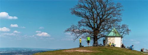 Am Samstagnachmittag auf dem Samerberg: Wo sonst viele Tagestouristen die Aussicht an der Kapelle genießen, ging es im gebotenen Sicherheitsabstand sehr überschaubar zu.Foto Thomae