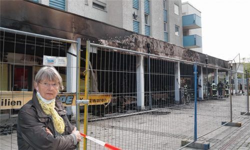 Zwischen Hoffnung und Zweifel, dass es mit der Renovierung bald vorangeht: Gerlinde Roth, unmittelbar nach dem Anschlag vor ihrem Kurzwaren- und Textiliengeschäft Juppe, das sie nicht mehr selbst weiterbetreiben will.Fotos  Archiv/Grundner/Fib/Ess
