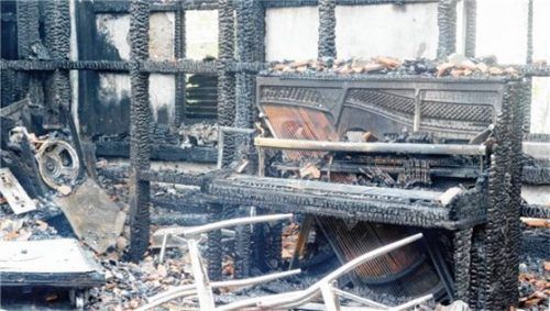 Am Tag nach dem großen Brand: Ausgebrannt kündet das Klavier im „Draustoana Stadl“ von besseren Zeiten.
Foto Unterforsthuber