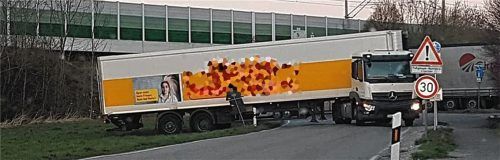 Am Tunnel in Weiching bemüht sich ein Lkw-Fahrer, sein Fahrzeug wieder in die richtige Spur zu bekommen.Foto  RE