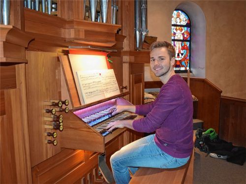 An der Orgel daheim, seit er acht Jahre alt ist: Aaron Voderholzer aus Prien hat viel Erfahrung an der „Königin der Instrumente“. Foto Schöne