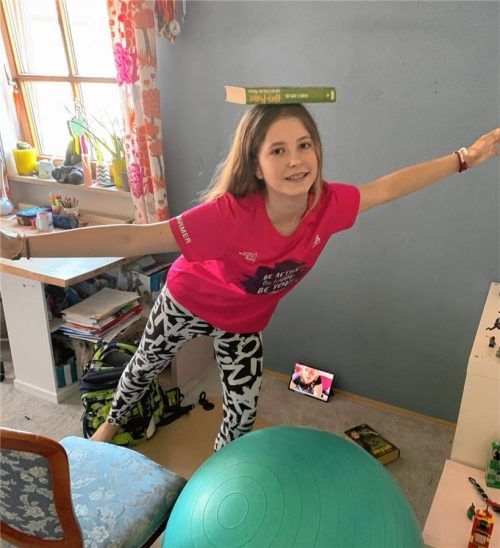Annika Biegon im „Online-Sportunterricht“. Sie ist froh, dass sie durch die virtuellen Schulstunden wieder klare Vorgaben erhält und „nicht mehr das Gefühl hat, etwas Falsches zu lernen“.Foto Sönmez
