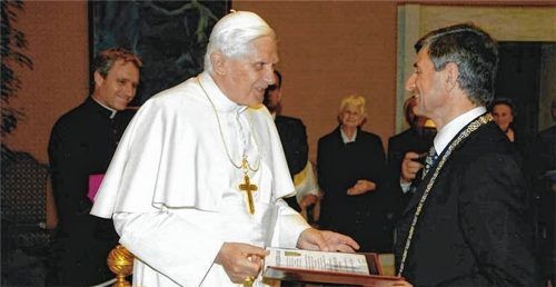 Aschaus Altbürgermeister Josef Huber (rechts) überreichte am 4. Oktober 2006 Papst Benedikt XVI. die Ehrenbürgerurkunde in Rom.