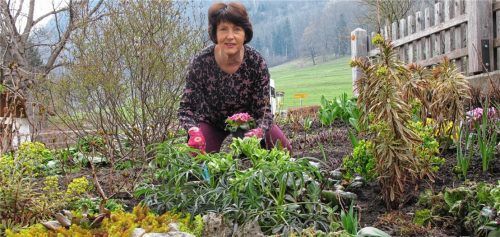 „Auch garteln hilft“. So sieht es zumindest Maria Liegl. Im privaten Hausgarten kümmert sie sich auch in Zeiten der Corona-Krise um die Pflanzen.Foto STeffenahgen