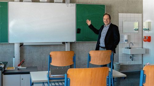 Auf der Tafel noch der Datumseintrag von vor der Zwangspause: Markus Rinner, Rektor der Pauline-Thoma-Schule ist froh, dass der Schulbetrieb nun langsam wieder anläuft. Foto Thomae