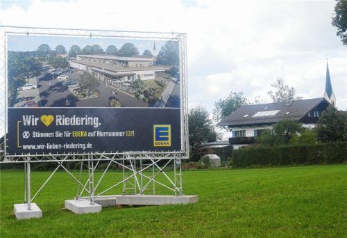 Auf dieser Fläche soll der neue Edeka-Markt in Riedering gebaut werden. Erneut war die Planung Thema im Gemeinderat. Behandelt wurden die Einwände vom Bayerischen Bauernverband und von Bürgern. Foto Kirchner