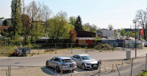 Auf dieser Fläche soll ein Blockheizkraftwerk samt Wohnungen, Gewerbe und Kindergarten entstehen. Foto Riediger