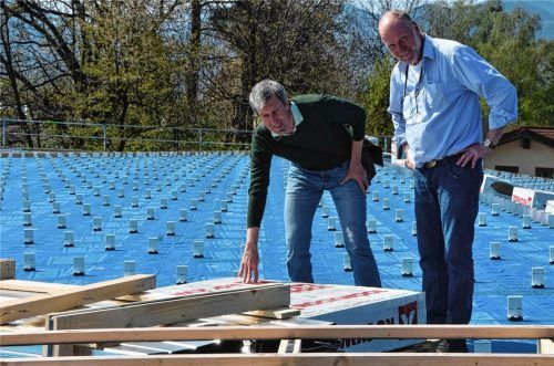 Aufs Dach gestiegen: Bauleiter Alfons Rieder (links) und Josef Millauer begutachten den Fortschritt der Dachdecker-Arbeiten für die Sporthalle.Fotos Ruprecht