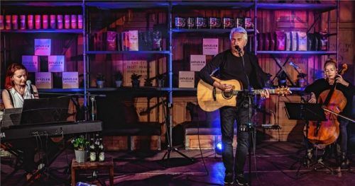 Auftritt für einen guten Zweck: Songwriterin Sarah Straub am Klavier im Trio mit Fany Kammerlander (Cello) und Werner Schmidbauer (Gitarre und Bluesharp). Foto Herzog