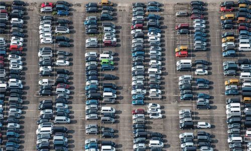 Autowerke haben im Zuge der Corona-Krise den Betrieb eingestellt, fertige Fahrzeuge werden noch ausgeliefert. Die Autohäuser in der Region haben mit dem unterbrochenen Verkauf zu kämpfen, halten die Werkstätten für dringende Fälle jedoch offen.Foto dpa