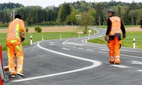 Bauarbeiter erledigen im Moment letzte Arbeiten auf der Staatsstraße zwischen Prutting und Bad Endorf. Vergangenes Jahr wurde der erste Abschnitt saniert, nun folgte der zweite. Am 8. Mai soll alles fertig sein. Fotos Ammelburger