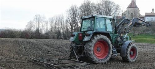 Bauer Franz Müller aus Pürten eggt sein Feld. Foto Bachmaier