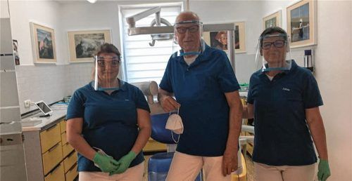 Begeisterte Nutzer der Biberger Gesichtsschilde sind Zahnarzt Dr. Hermann Hiemer aus Raubling (Mitte) und die zahnmedizinischen Angestellten Julia Ramm (links) und Zahide Memeti. Fotos  RE