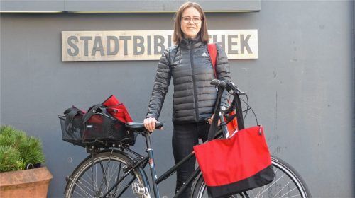 Bei der Auslieferung: Die Auszubildende Marie Kolbeck liefert die Medien mit ihrem Fahrrad bis vor die Haustür.Fotos  Stadtbibliothek