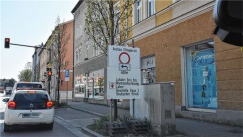 Beschilderungen an den Straßen weisen auf die geänderten Verkehrsführungen hin. Foto Schlecker