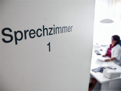 Besuch beim Hausarzt: Noch haben die Patienten in der Region genügend Möglichkeiten, eine Praxis aufzusuchen. Dass dies so bleibt, darum will sich die Gesundheitsregion plus bemühen.
