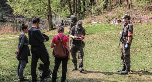 Bewaffnete Soldaten des Militärkommandos Tirol kontrollieren derzeit Ausweise von deutschen Spaziergängern und Wanderern, die am Hechtsee bei Kiefersfelden die Grenze zu Österreich überschreiten wollen, und schicken sie wieder nach Hause. Fotos Österreichisches Bundesheer / Martin Hörl
