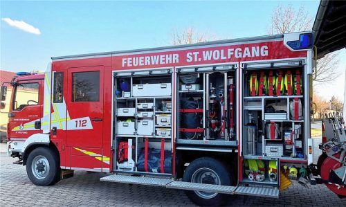Blitzblank und heiß herbeigesehnt: Das neue Löschfahrzeug ist bei der Feuerwehr St. Wolfgang in Dienst gestellt, aber wegen Corona noch nicht offiziell eingeweiht. Foto Weingartner