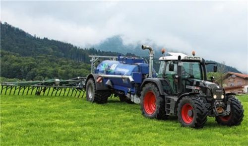 Bodennahe Gülleausbringung im Feldversuch am Samer- berg.