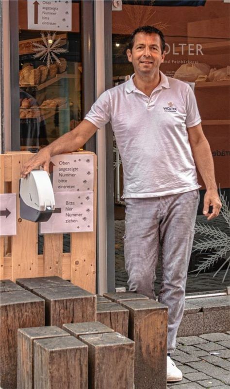 Corona-taugliche Bäckerei: Matthias Wolter hat vor seiner Feinbäckerei in Rosenheim einen Kasten mit Abrissnummern installiert. Der Zugang wird über die Nummern geregelt. Im Geschäft muss der Mindestabstand eingehalten werden.Fotos Thomae